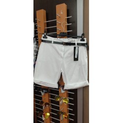 PANTALÓN CORTO RODILLERO BLANCO CON CINTURÓN